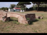 04549 ostia - regio i - insula xiv - caseggiato (i,xiv,7) - bogen an der suedseite - oestlich - 09-2023.jpg